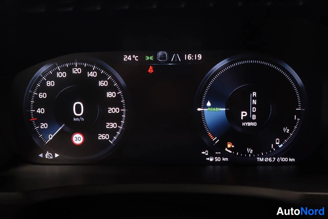 Muu: Kojelaudan näytöllä nopeusmittari 0 km/h, HYBRID-valikko, vaihde P, ulkolämpötila 24 °C ja kello 16:19.