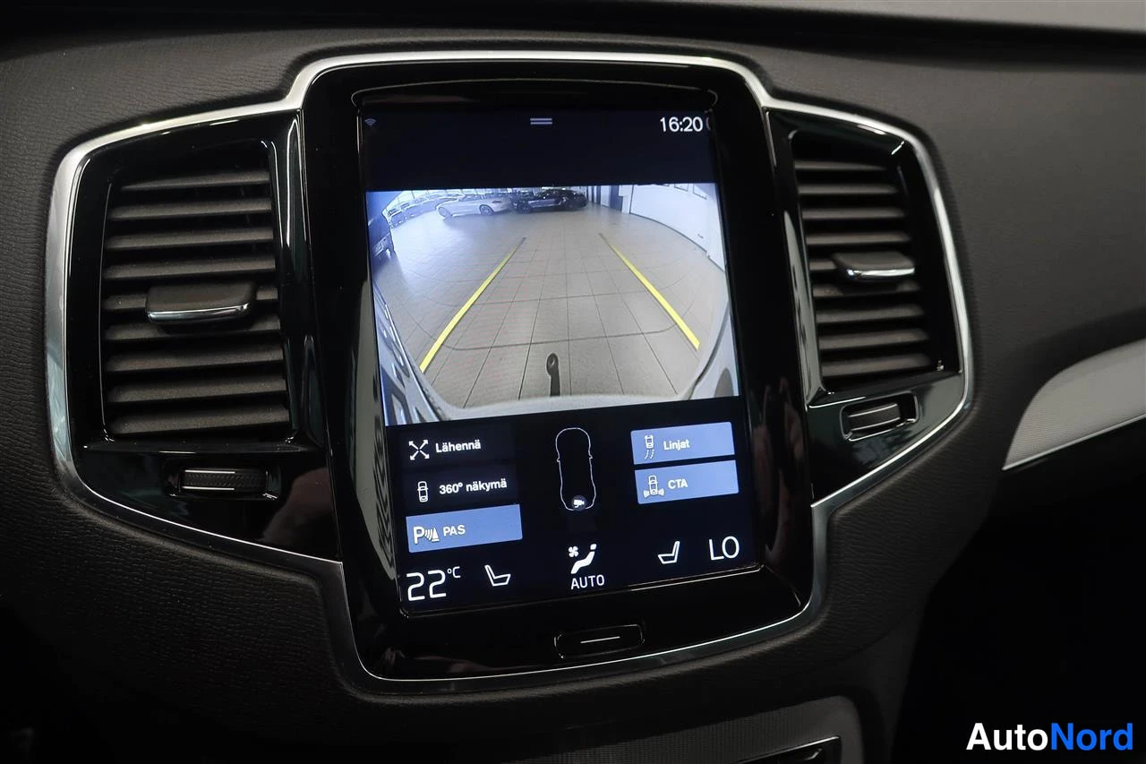 Muu: Keskconsoleen infotainmentnäyttö näyttää peruutuskameran kuvan sekä ilmastoinnin 22 astetta ja AUTO-tilan.