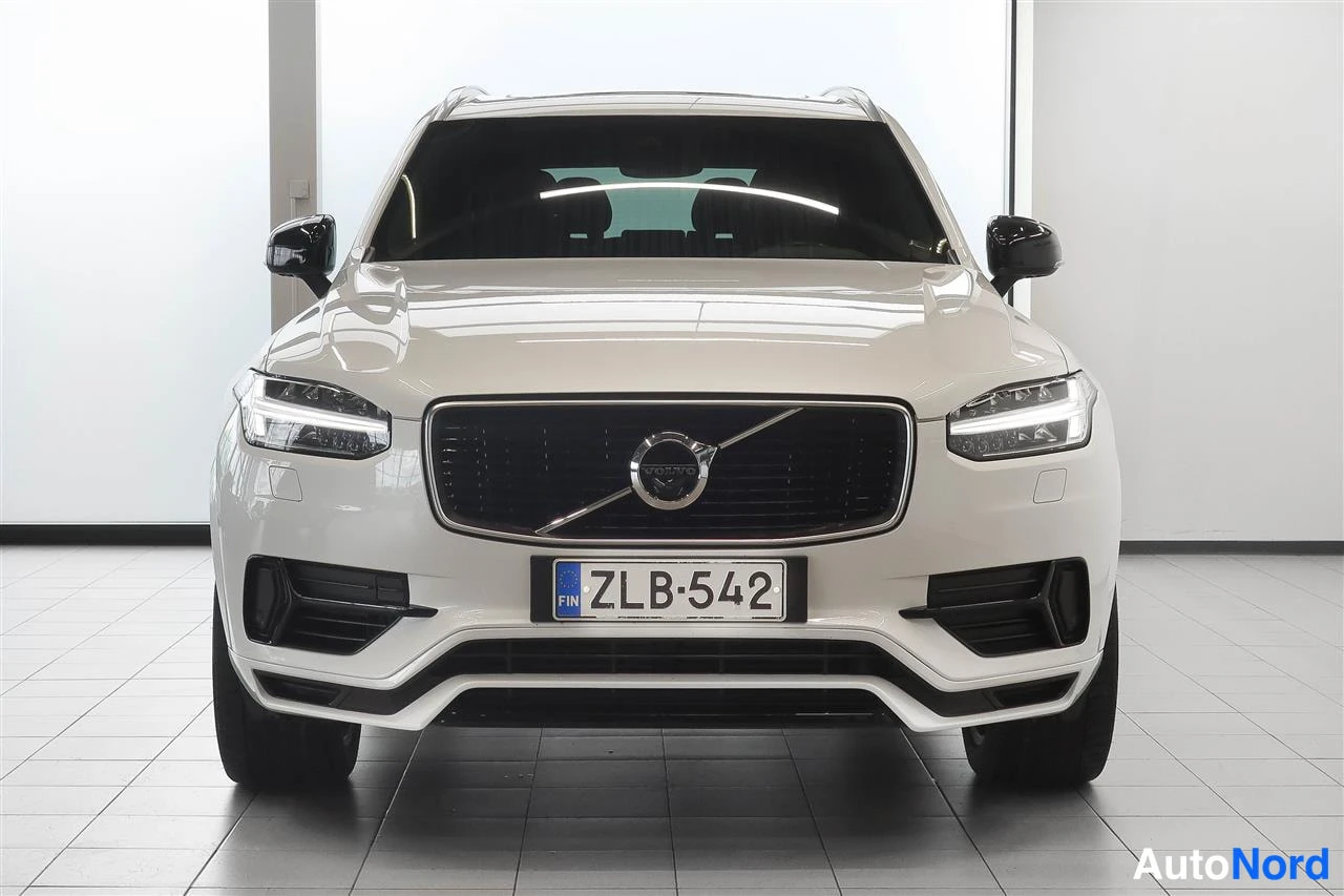 Edestä: Valkoisen Volvon XC90 etunäkymä suoraan edestä, rekisteritunnus