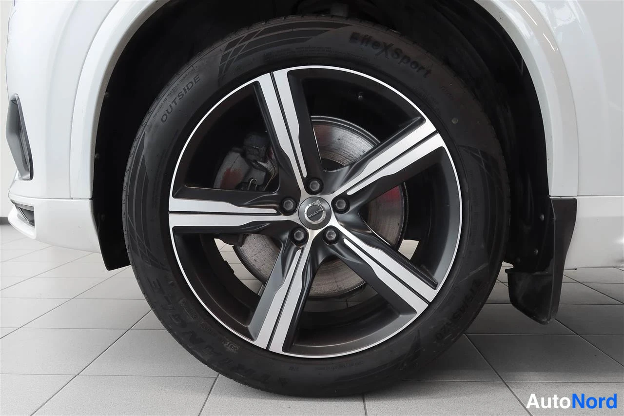 Yksityiskohta: Auton pyörä lähikuvassa, viisipuinen kevytmetallivanne ja Pirelli-rengas.