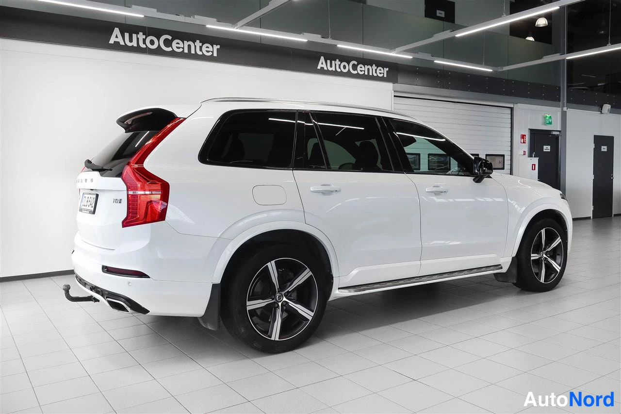 Takaviisto: Valkoinen Volvo XC90 takaviistosta, rekisterikilpi.