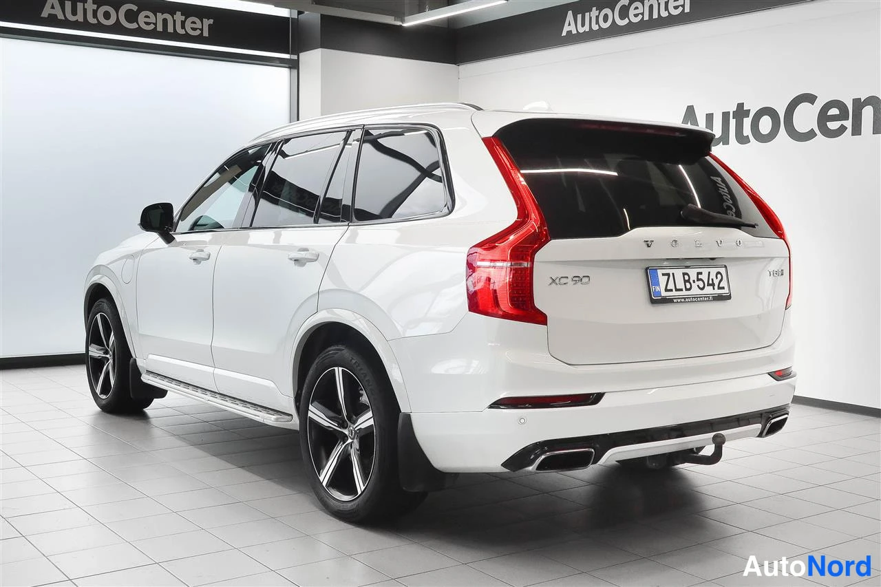 Takaviisto: Valkoinen Volvo XC90 takaviistosta, rekisterikilpi.