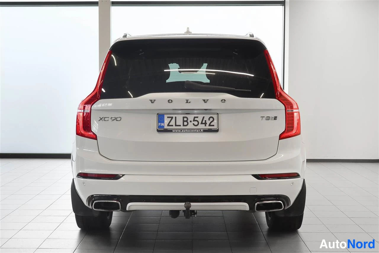 Takaa: Valkoisen Volvo XC90:n takanäkymä, rekisterikilpi.