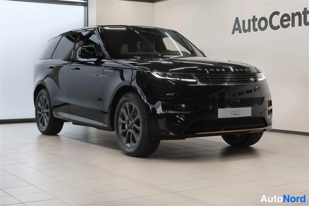 Etuviisto, nokka oikealle: Musta Land Rover Range Rover Sport -henkilöauto autosalonissa, etukulmakuvassa.