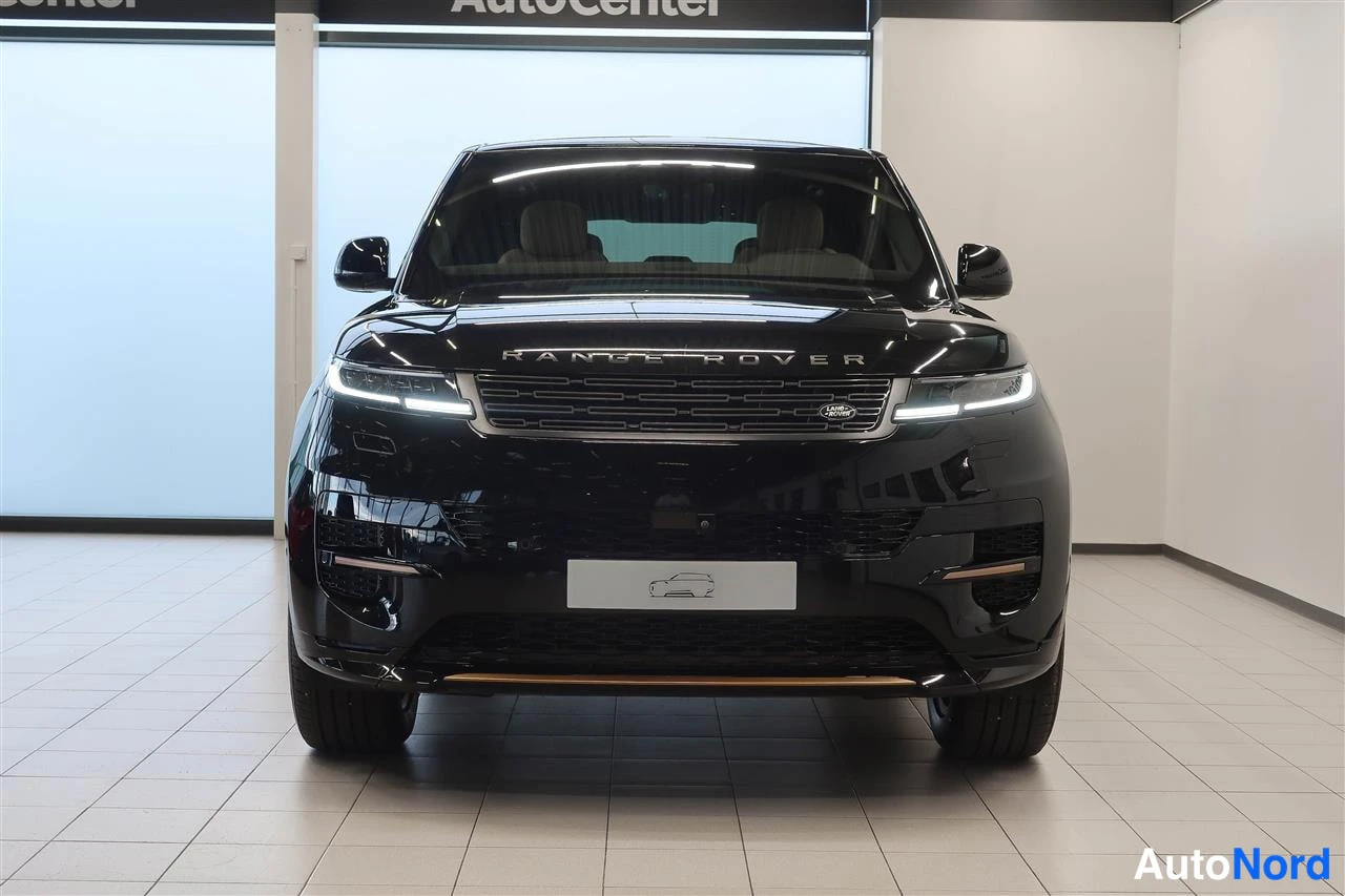 Edestä: Mustan Land Rover Range Rover Sportin etunäkymä autosalonissa.