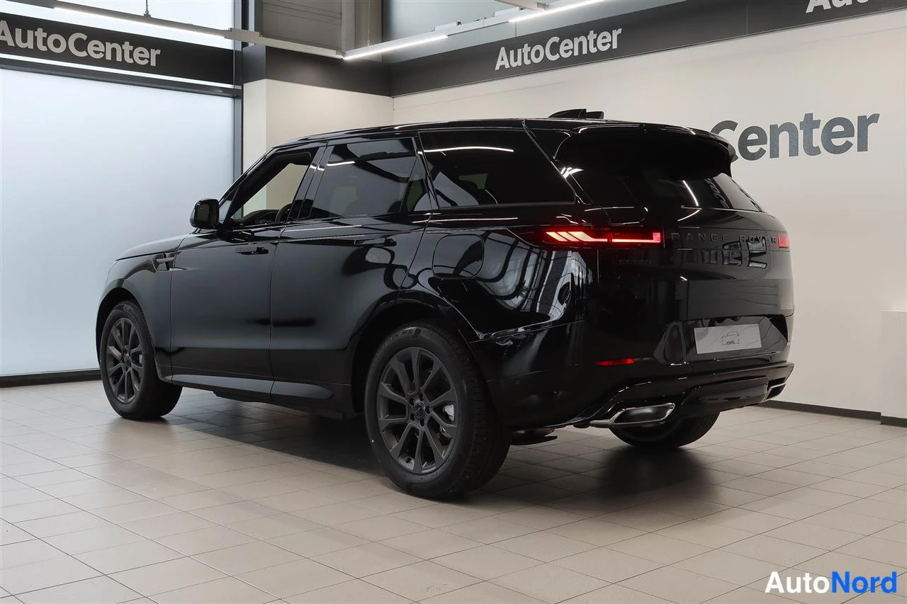 Takaviisto: Mustan Range Rover Sportin takakulmanäkymä autosalossa, perä ja kylki näkyvät, PERKKI-teksti takaosaan kirjattuna.