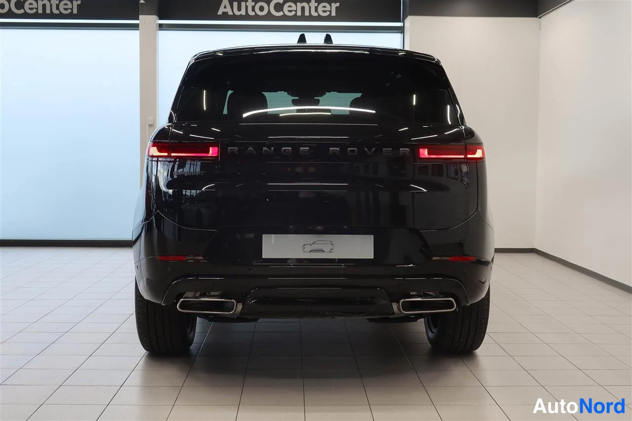 Takaa: Mustan Range Rover Sportin takaosa suoraan takaa, takavalot, peräluukku ja kaksi pakoputkea näkyvät.