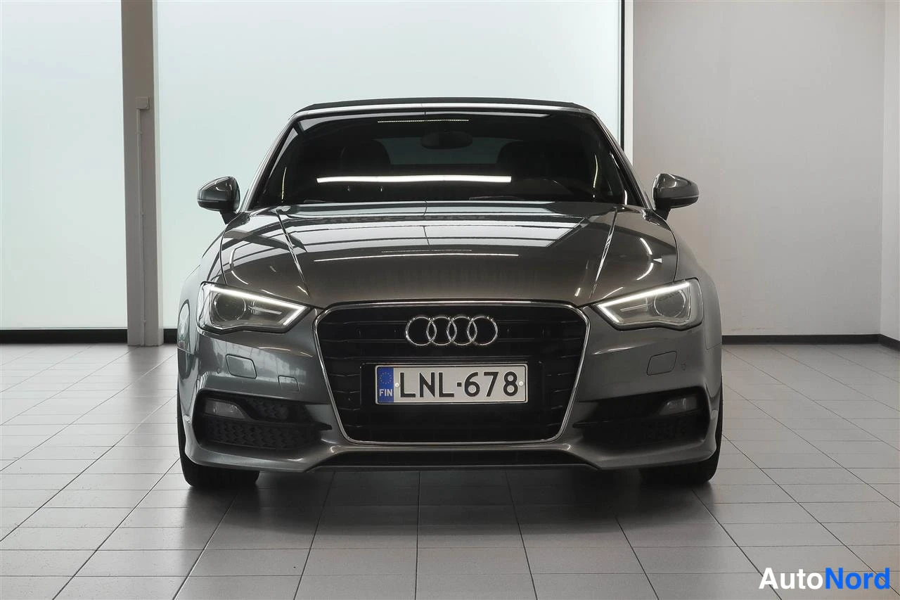 Edestä: Harmaa Audi A3 edestäpäin, rekisterikilpi