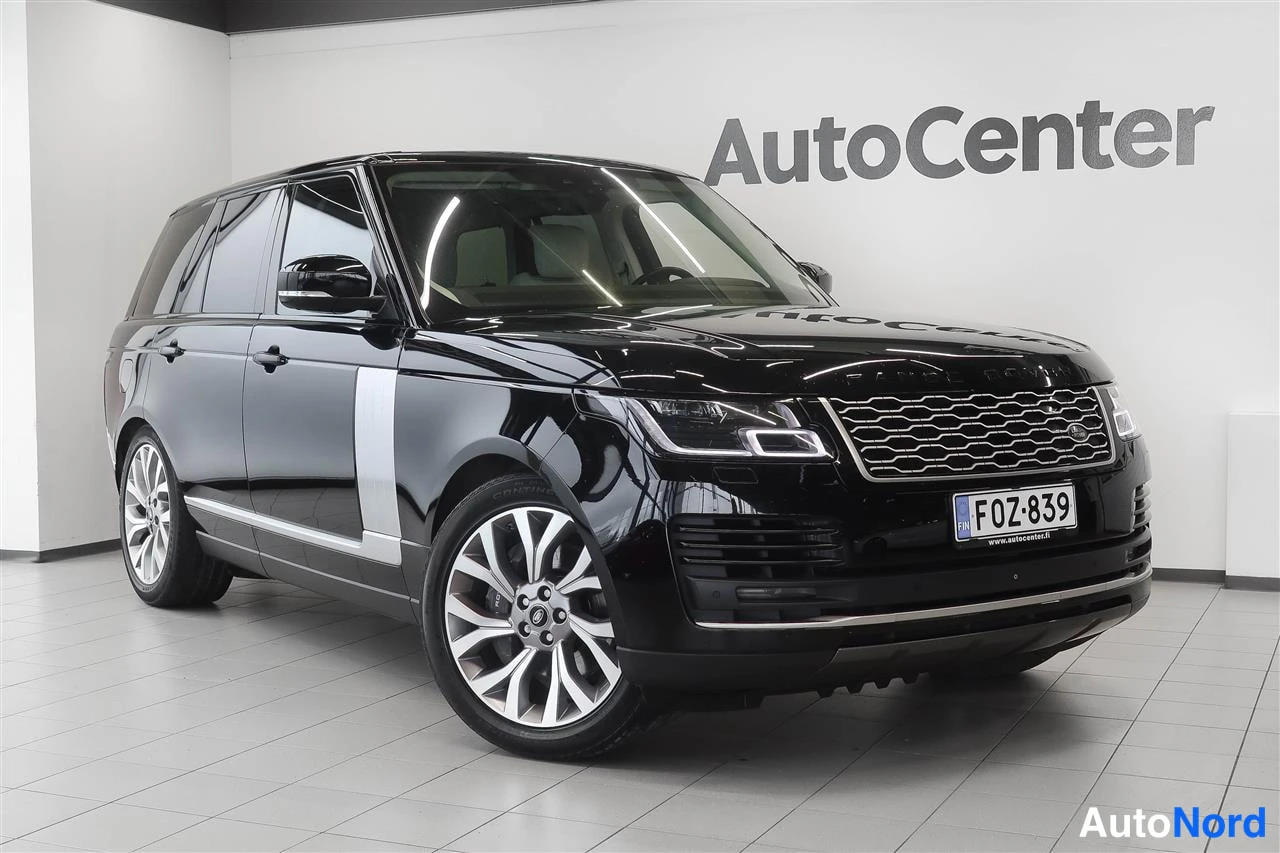 Etuviisto, nokka oikealle: Musta Land Rover Range Rover -maastoauto etukulmasta showroomissa, rekisterikilpi F0Z-839, hopeat vanteet.