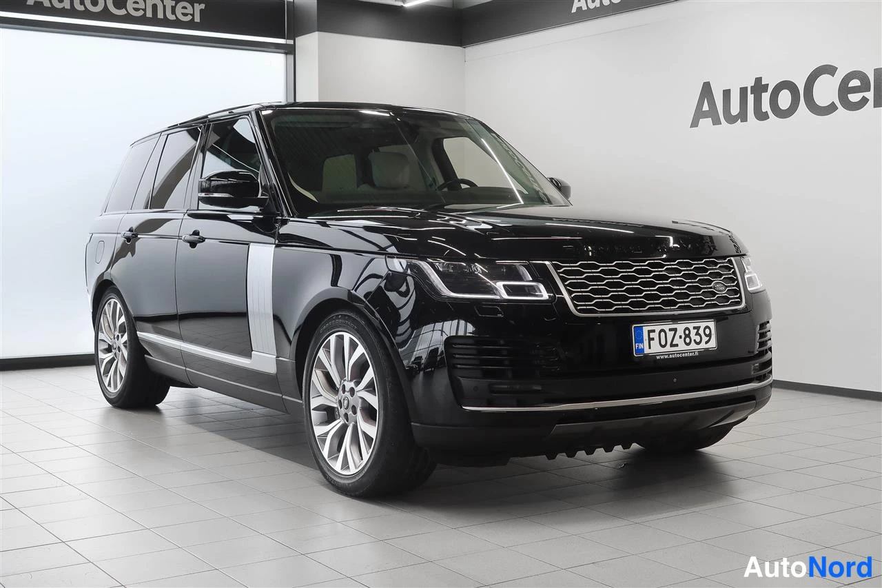 Etuviisto, nokka oikealle: Musta Land Rover Range Rover etukulmasta autonmyyntihallissa, kylki ja keula näkyvissä, rekisterikilpi F0Z-839.