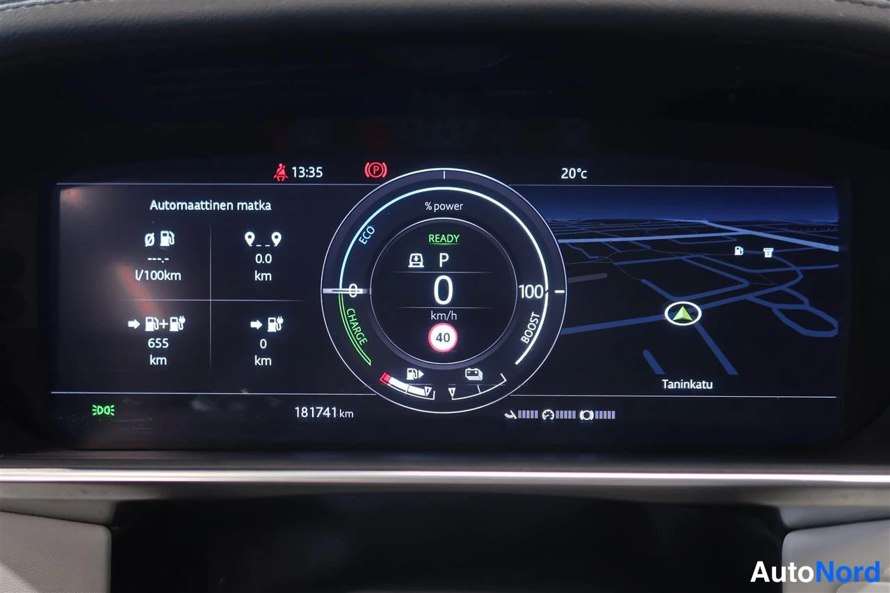 Muu: Mittariston näyttö hybridiauton valmiustilassa: tehonappi 0 km/h, P-vaihde, 655 km yhdistetty kantama, 181 741 km ajettu, 20 °C lämpötila ja navigointikartta (T