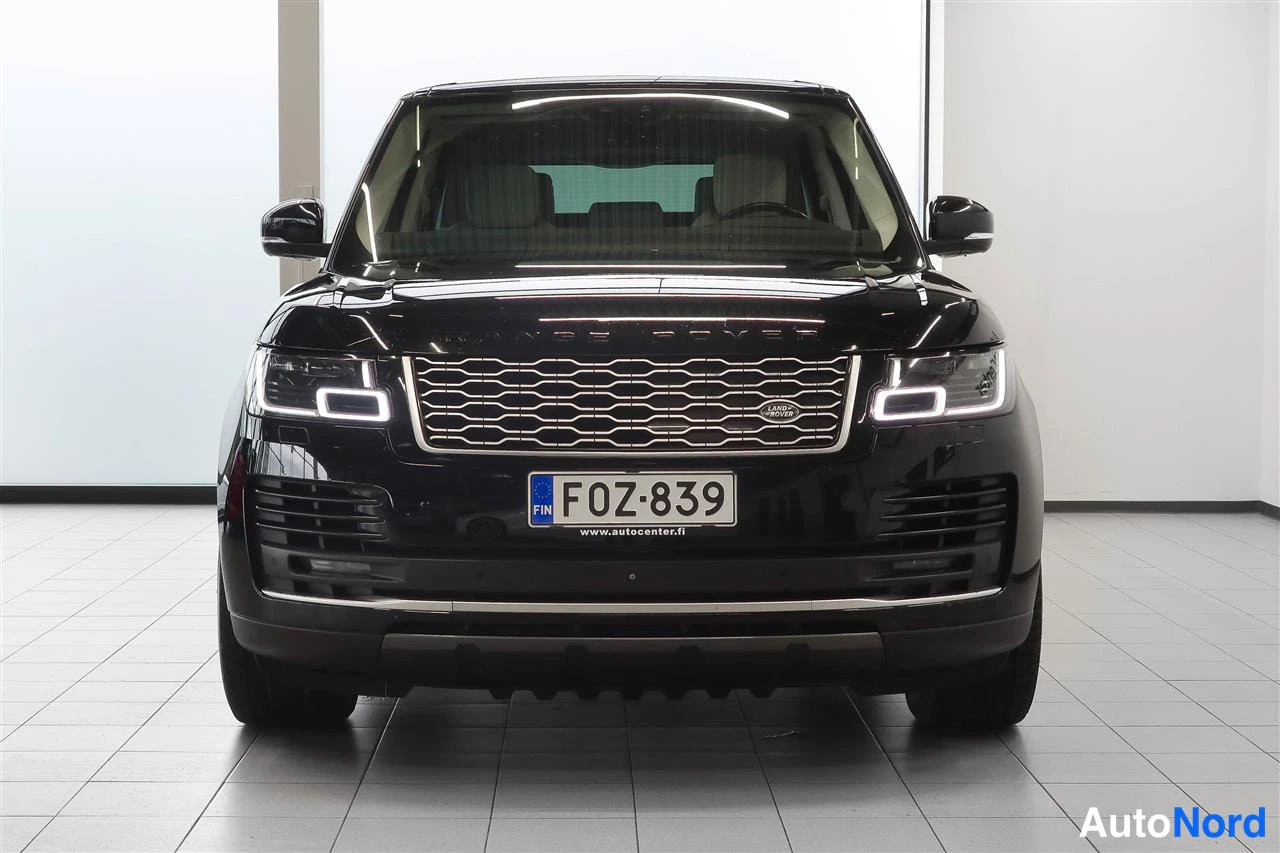 Edestä: Musta Land Rover Range Rover suoraan edestä kuvattuna, Land Rover -maski ja rekisterikilpi F0Z-839.