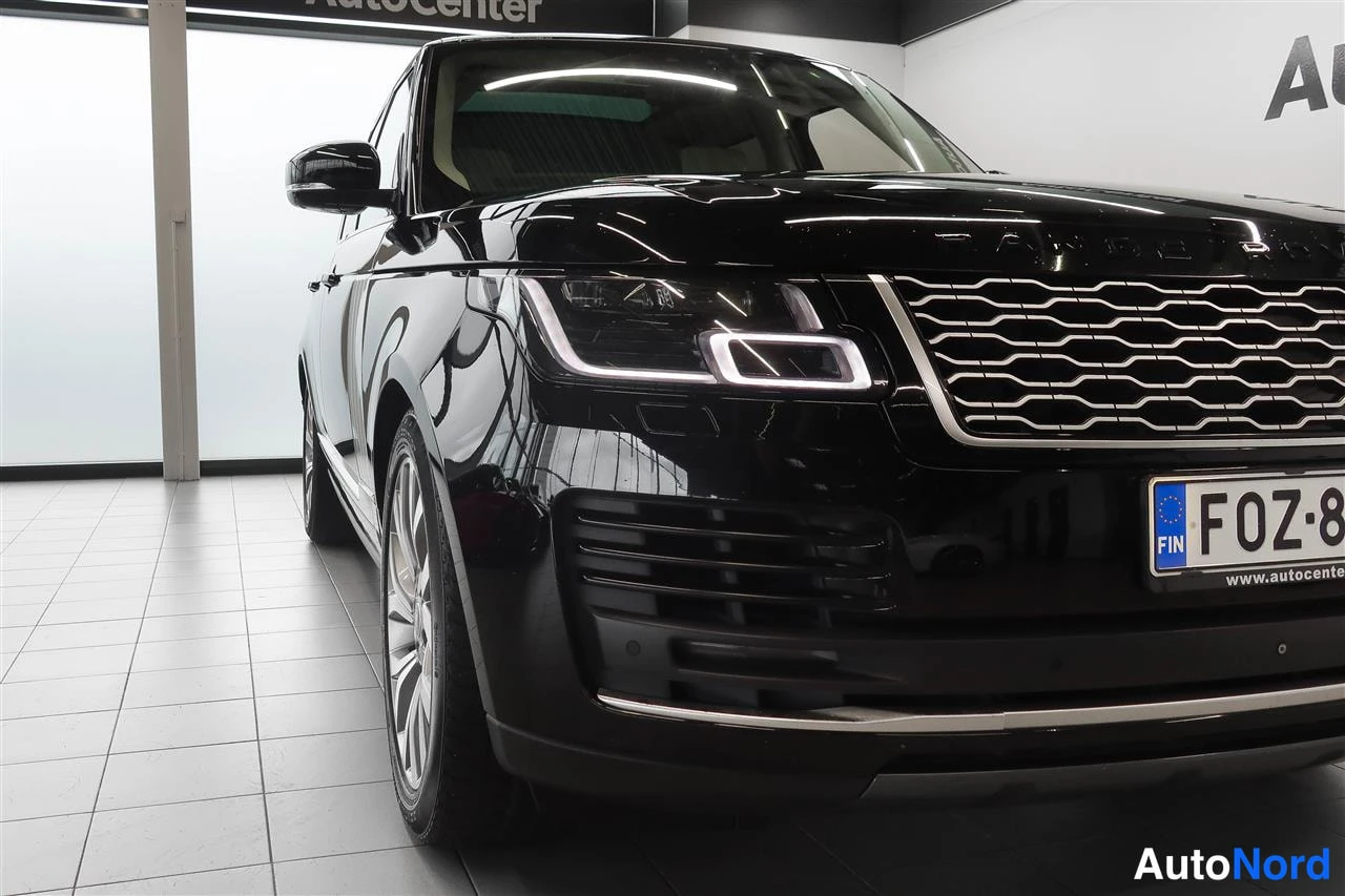 Etuviisto, nokka oikealle: Lähikuva mustan Land Rover Range Roverin etuosasta ja vasemmasta kyljestä, LED-etuvalo ja rekisterikilven alku F0Z.