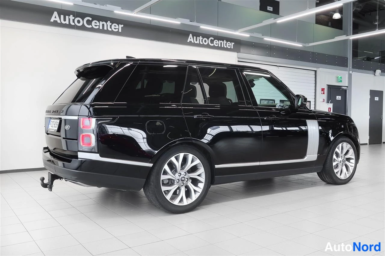 Takaviisto: Mustan Land Rover Range Roverin takaosa ja kylki näkyvissä; takapyörässä hinauskoukku näkyvissä autotilassa.