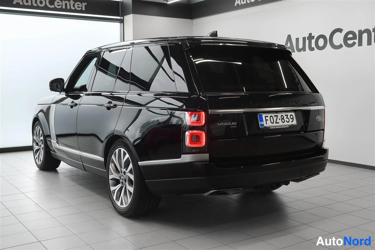Takaviisto: Mustan Land Rover Range Roverin takaosa ja kylki; rekisterikilpi F07-839 ja 'VOGUE'-teksti takaluukussa.
