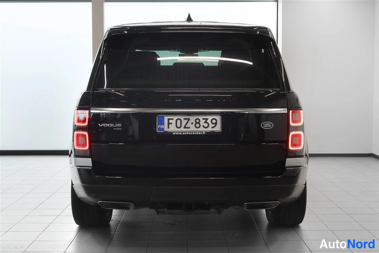 Takaa: Mustan Land Rover Range Roverin suora takaosanäkymä; rekisterikilpi F07-839, 'VOGUE'-teksti vasemmalla ja kaksoispakoputket.