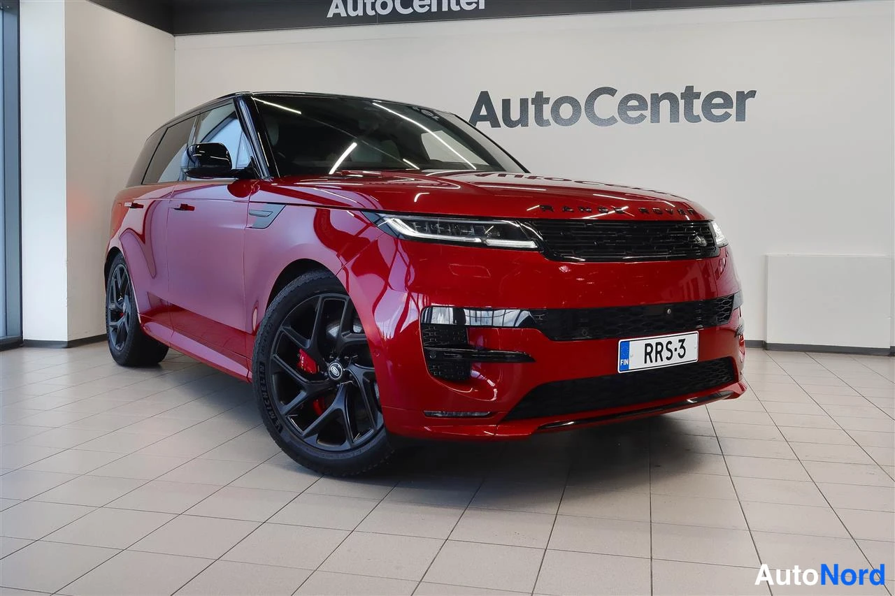 Etuviisto, nokka oikealle: Punainen Range Rover Sport etukolmionäkyvistä kuvattuna Autocenter-tilassa, rekisteritunnus.