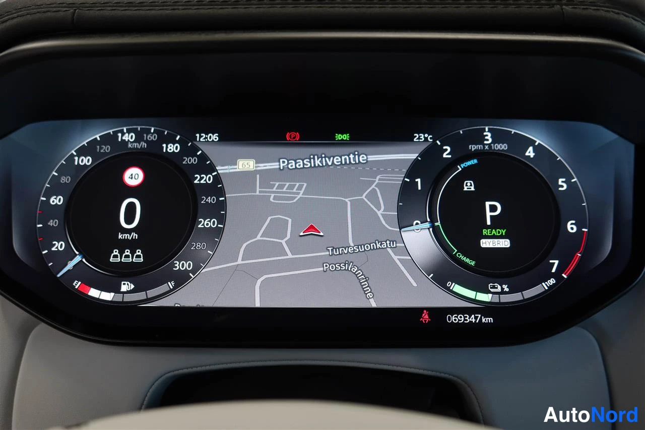 Muu: Digitaalinen mittaristo näyttää nollaa km/h, vaihteen P ja tekstin READY HYBRID, matkamittari 069347 km, navigointikartta Paasikiventien alueella.