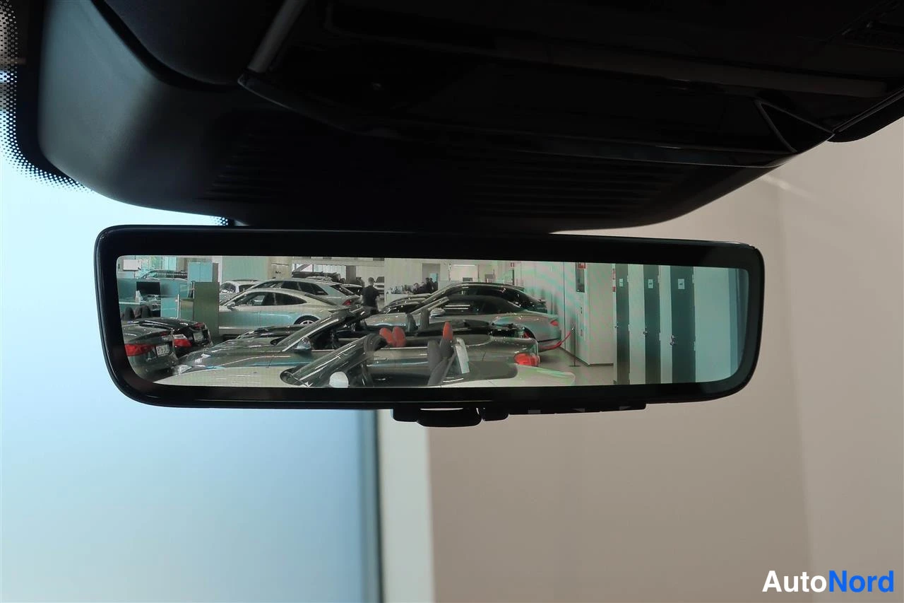 Muu: Sisätakin peili, jossa heijastuu autosalin katsastuskuvio.