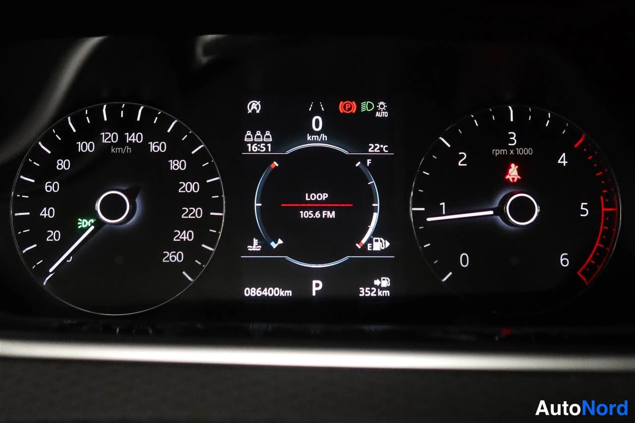 Muu: Kojeiston näyttö: mittarit nollassa, P-vaihde, ajanotto 086400 km, ulkolämpötila 22°C, radio 105.6 FM jahuuralliskyykyys 352 km.