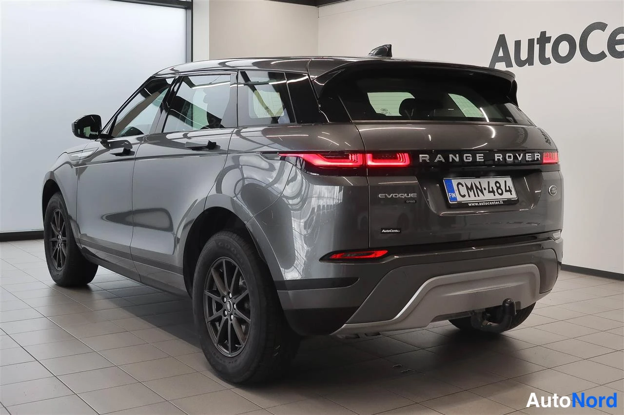 Takaviisto: Land Rover Range Rover Evoquen takakulma kuvattuna oikealta; rekisteritunnus ja vetokoulu näkyvät tummanharmaassa korissa.