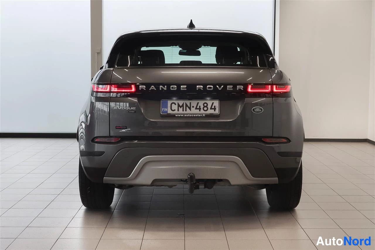 Takaa: Land Rover Range Rover Evoquen suora takakuva; rekisteritunnus, EVOQUE-tunnus ja vetokoulu näkyvät tummanharmaassa korissa.