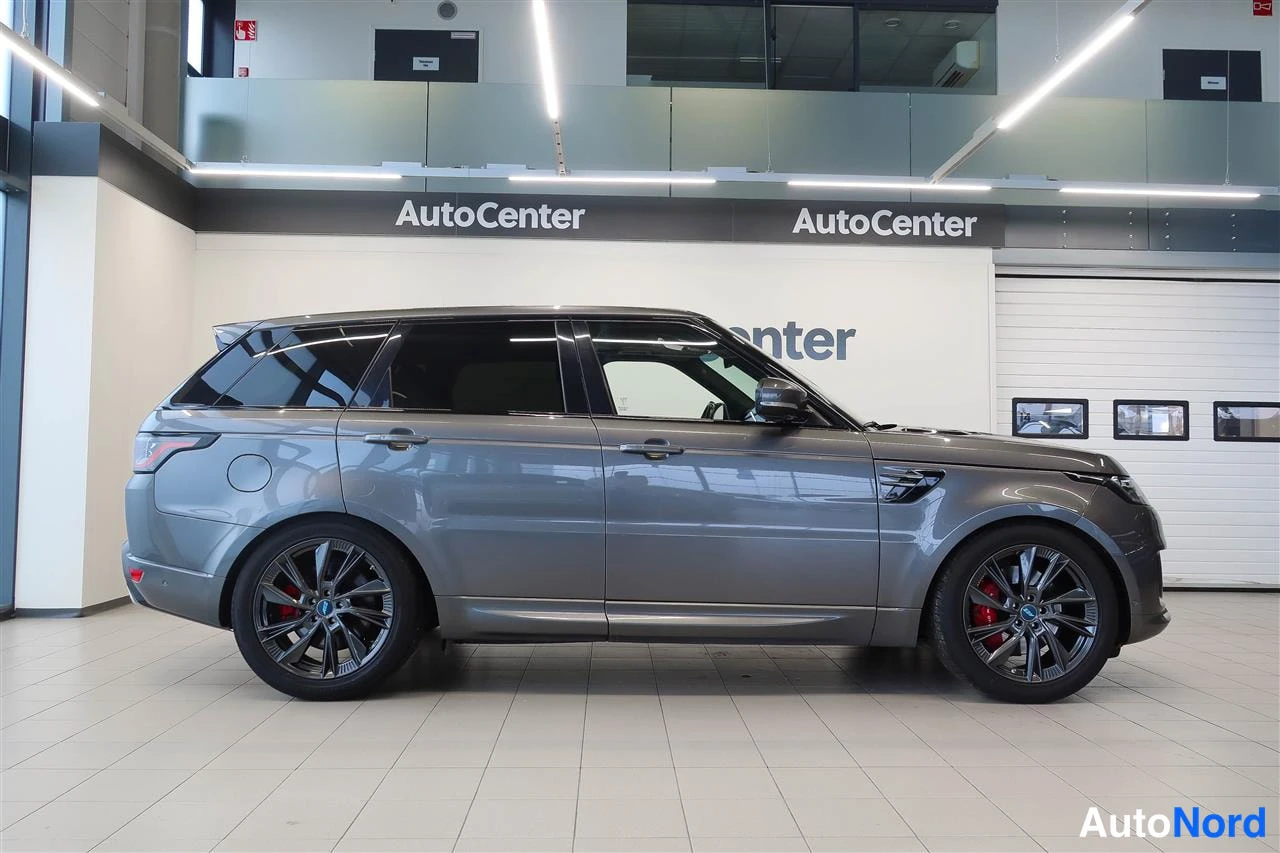 Takaviisto: Land Rover Range Rover Sport -maastoauto sivuprofiilissa kuvattuna, auton oikea kylki ja takapää hieman näkyvissä, tummanharmaa kori.