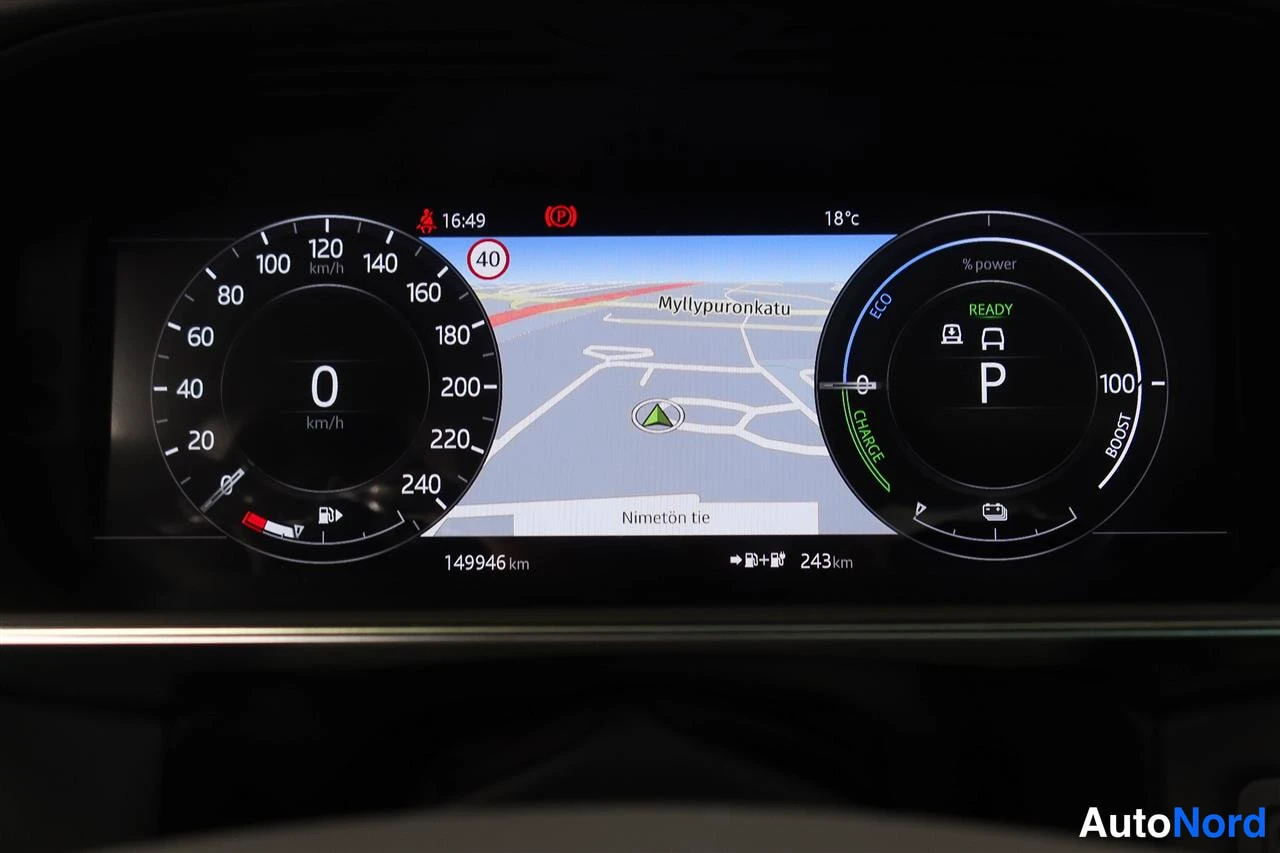 Yksityiskohta: Kojelaudan digitaalinäyttö: nopeusmittari 0 km/h, hybriditehovalo READY, vaihde P, matkamittari 149946 km ja navigointikartta.