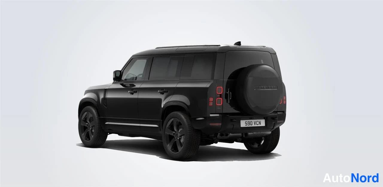 Takaviisto: Land Rover Defender, musta, takakulmakuva vasemmalta, varapyörä, rekisteri 590 VCN
