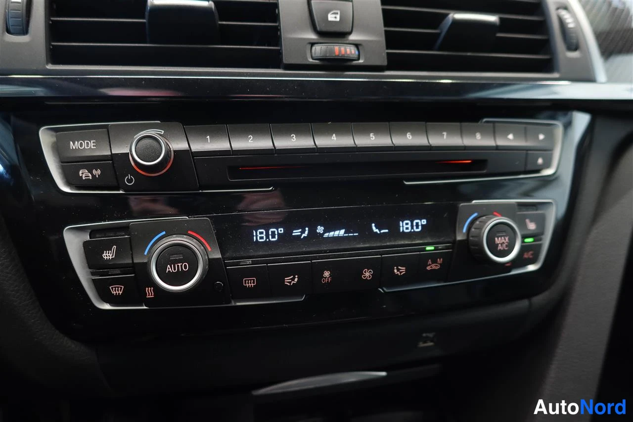 Muu: Auton kojelaudan keskikonsoli: radiopaneeli, mononäyttö ja kaksipaikkainen automaattinen ilmastointi (18.0° molemmin puolin), nappitunnusteella AUTO ja MAX AC.