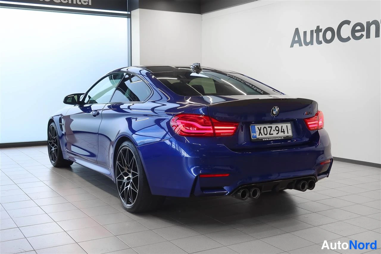 Takaviisto: Sininen BMW M4 -coupé takaa ja sivusta kuvattuna, rekisteritunnus X0Z-941.