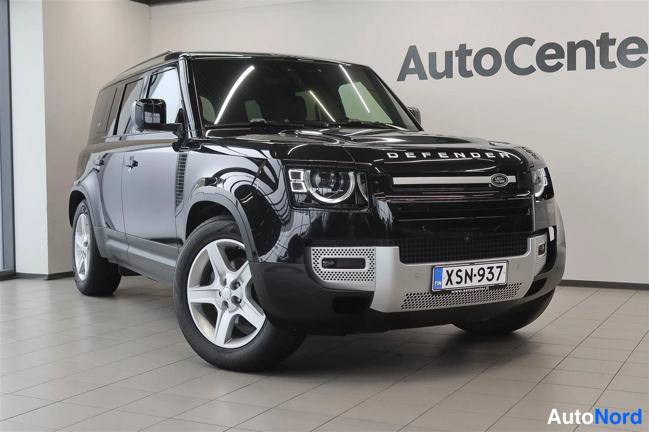 Etuviisto, nokka oikealle: Land Rover Defender, tumma etukolmivarikatselu, rekisteritunnus