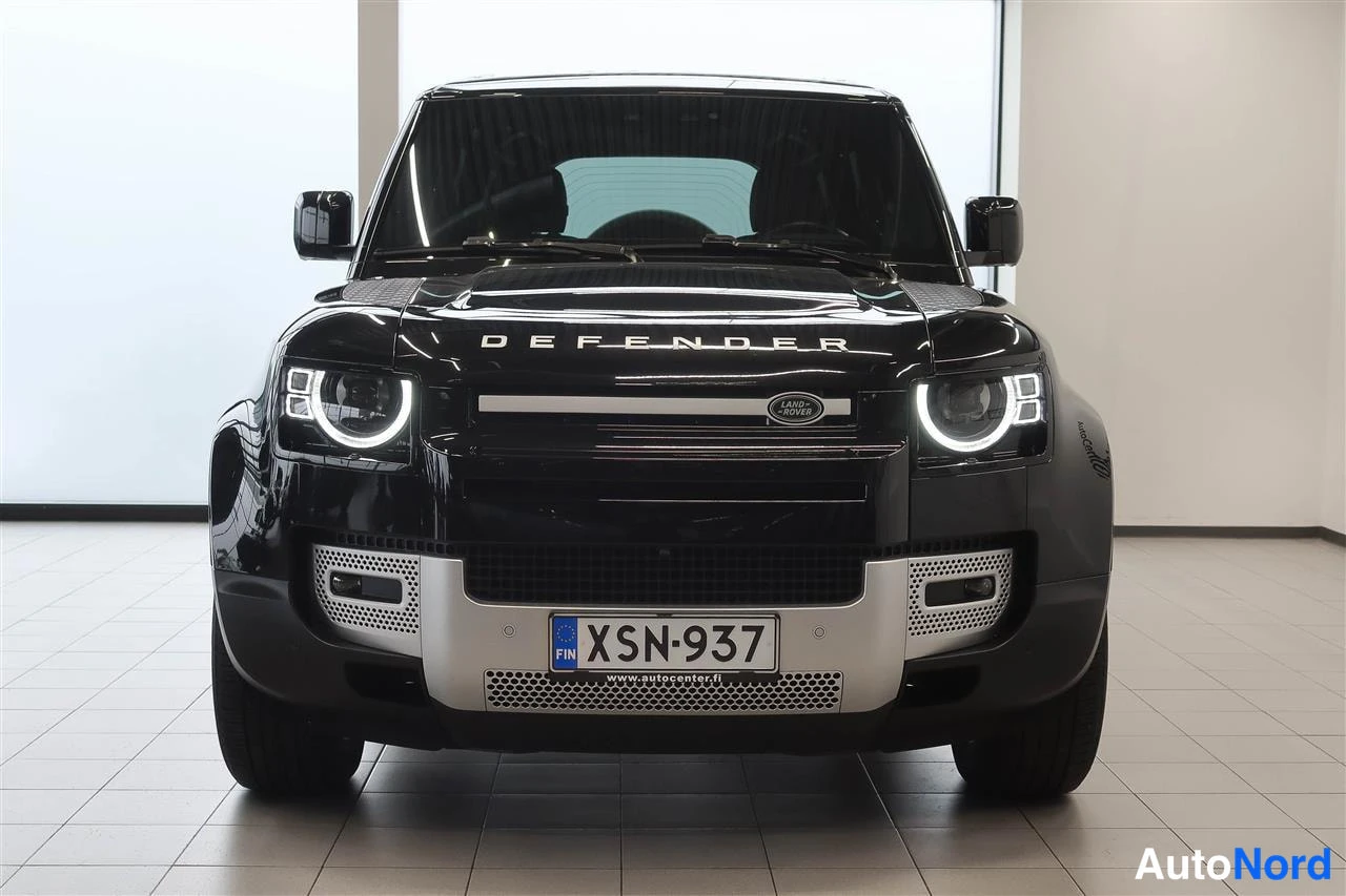 Edestä: Land Rover Defender, suora etunäkymä, rekisteritunnus