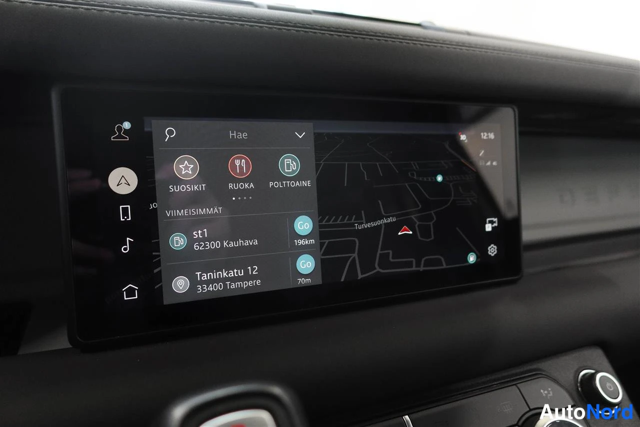 Yksityiskohta: Auton kojelaudan infotainment-näyttö karttanäkymässä, hakutoiminnoilla Suosikit, Ruoka ja Polttoaine sekä tallennetuilla kohteilla st1 Kauhavalla ja Taninkatu 1