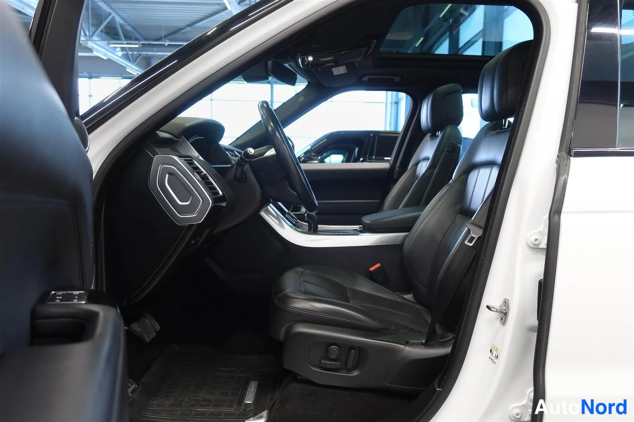 Muu: Range Rover Sportin matkustamo kuljettajan puolelta: mustat nahkaistuimet, pyöröohjaus ja panoraamakatto.