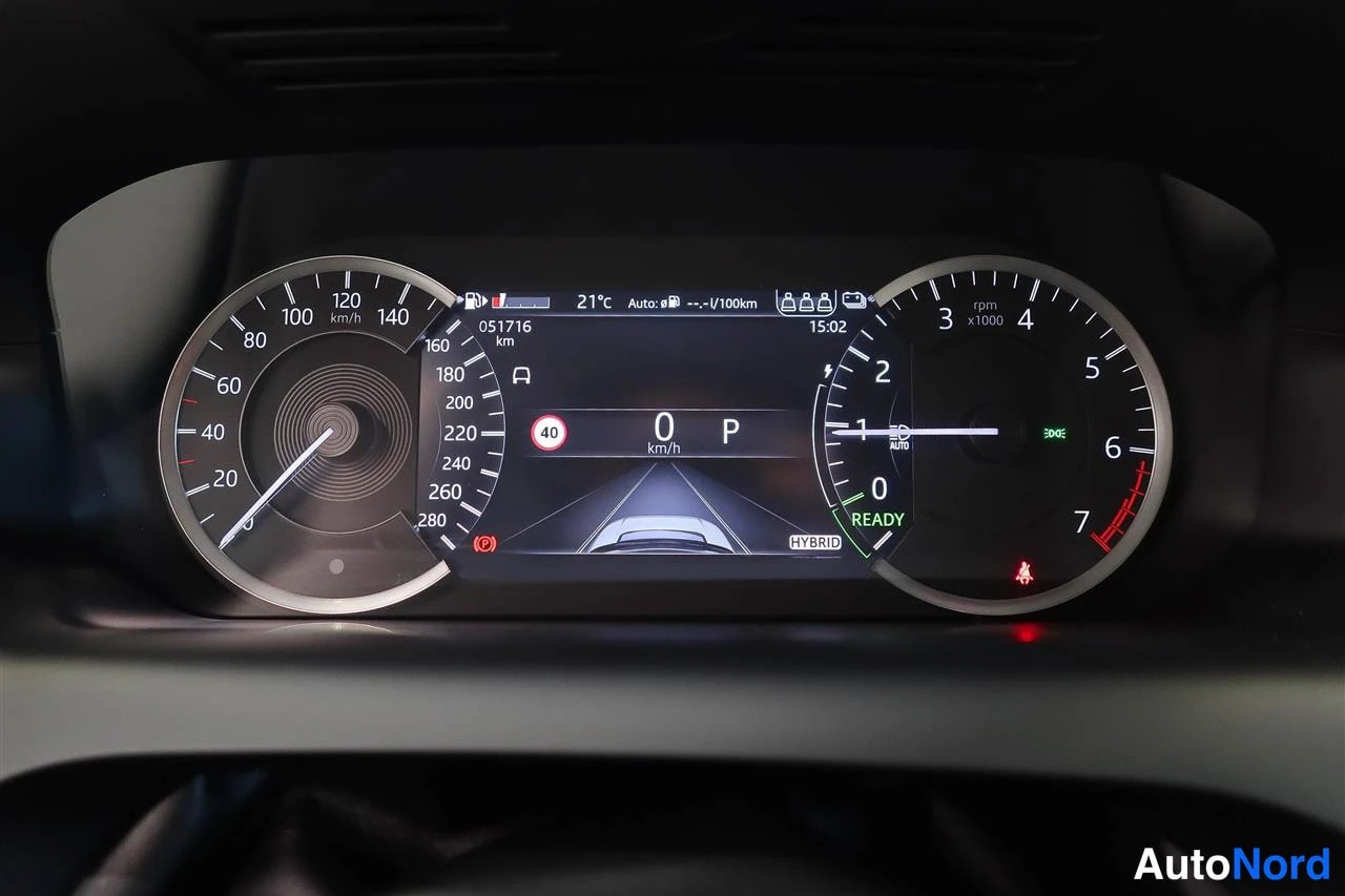 Muu: Mittaristön näyttö: matkamittari 051716 km, ulkolämpötila 21 °C, vaihde P ja HYBRID READY -merkki.