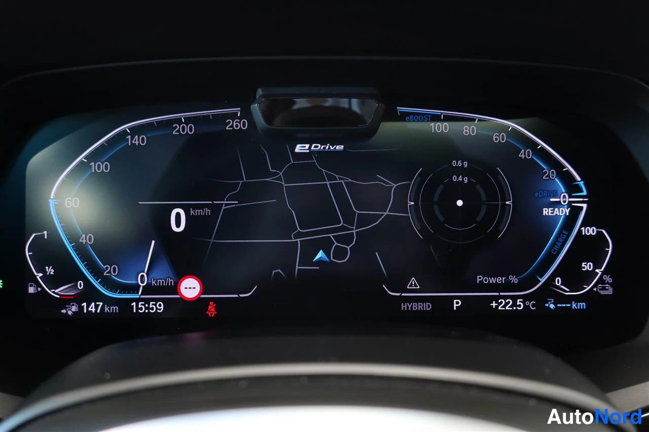 Muu: Digitaalinen mittaristö näyttää nollanopeuden, hybriditilan, P-vaihteen, ajetut 147 km sekä eDrive-merkinnän.