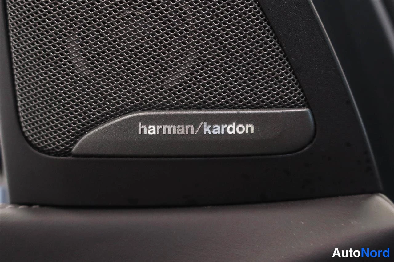 Yksityiskohta: kaiuttimen harman/kardon-merkintä