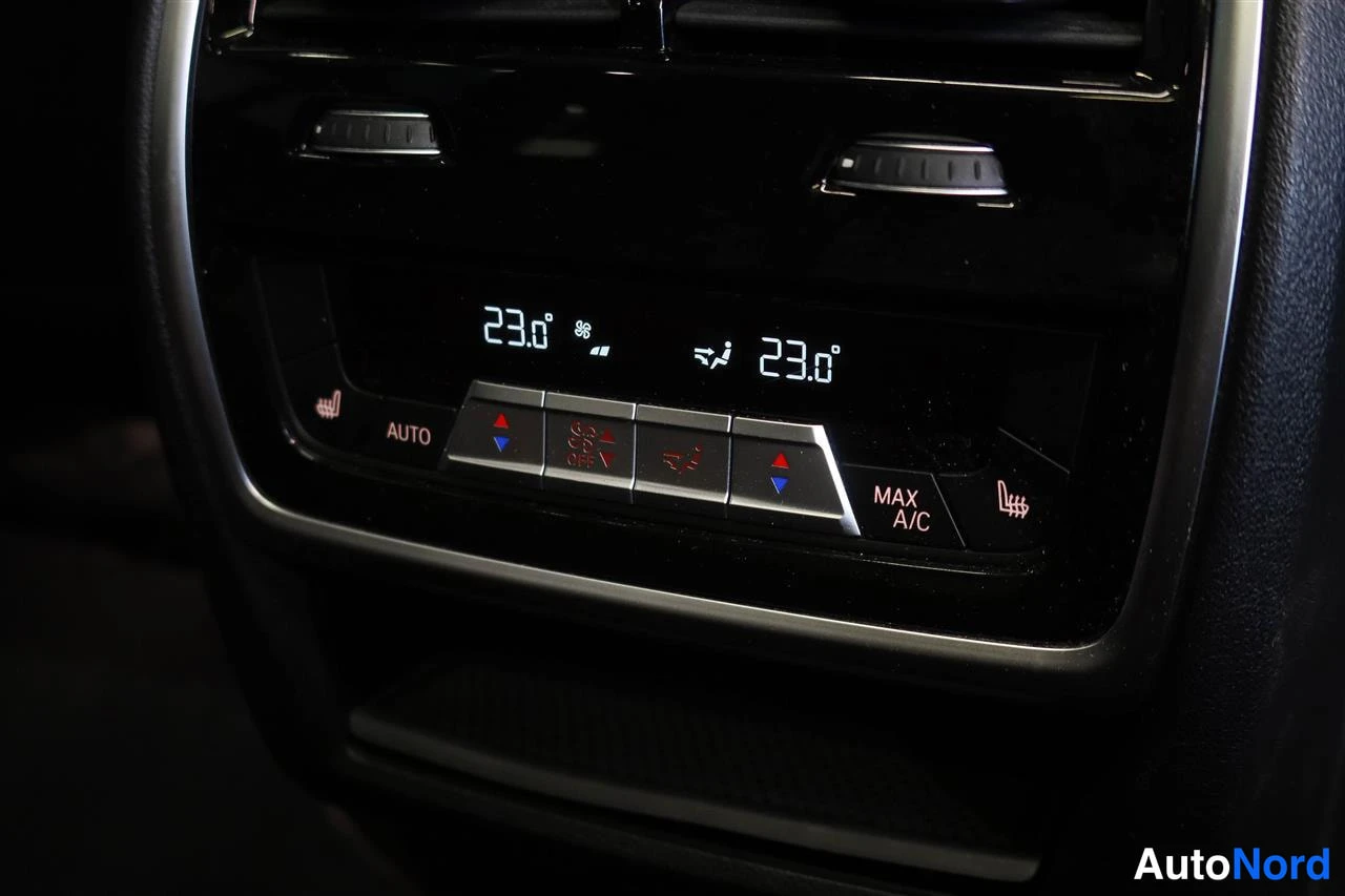 Muu: Auton ilmastointipaneeli, näytössä 23,0 molemmin puolin, painikkeet AUTO ja MAX A/C sekä lämmitetyt istuimet.