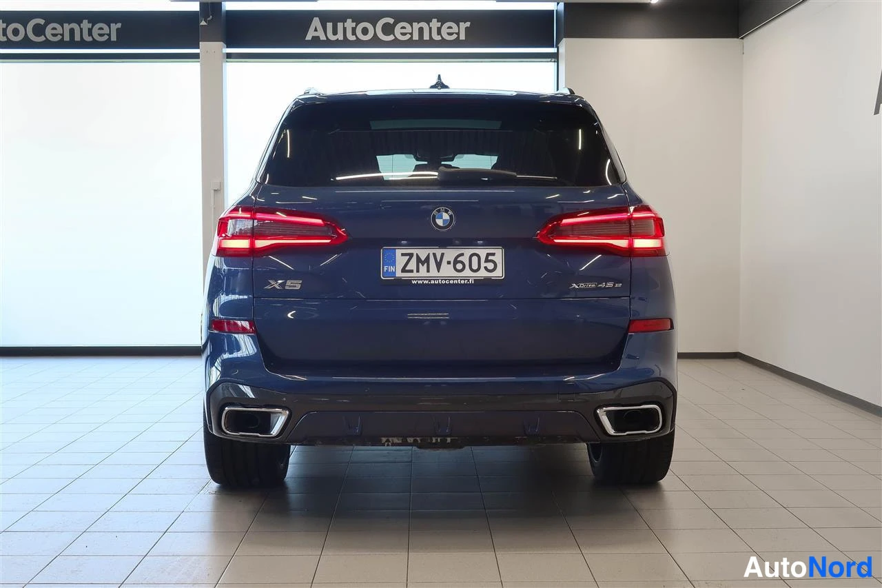 Takaa: Sinisen BMW X5:n takanäky, rekisterikilpi