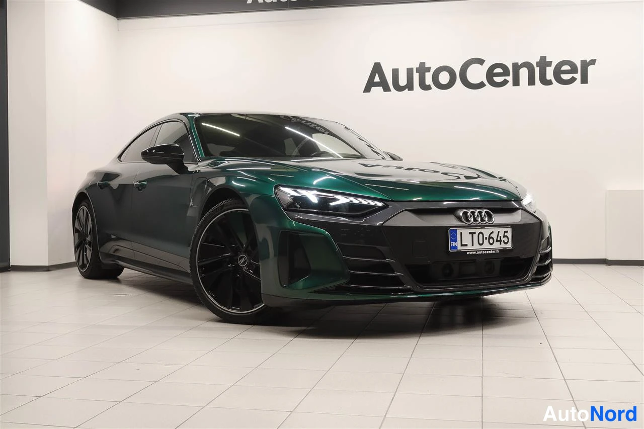 Etuviisto, nokka oikealle: Vihreä Audi e-tron GT kolmesta neljänneksestä edestä oikealta, matkailutunnus