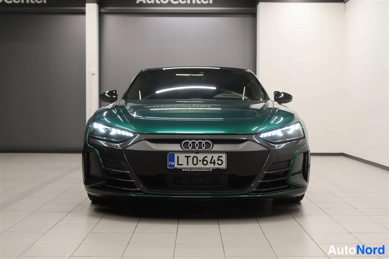 Edestä: Vihreä Audi e-tron GT suoraan edestä, rekisteritunnus