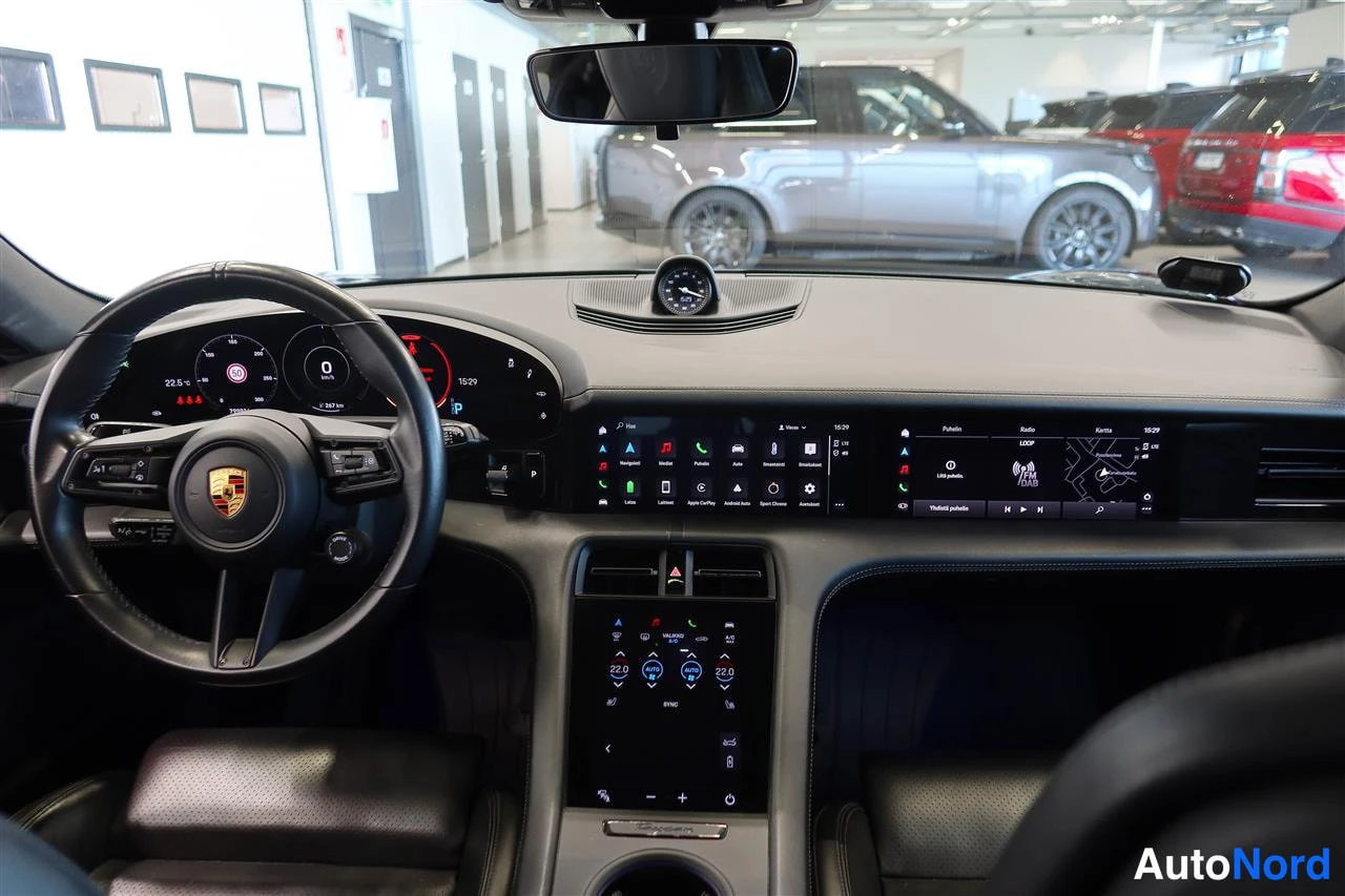 Muu: Ohjaamon näkymä eteenpäin: digitaalinen mittaristo, Porsche-ohjauspyörä, leveä keskikonsolin kosketusnäyttö ja ilmastointipaneeli.