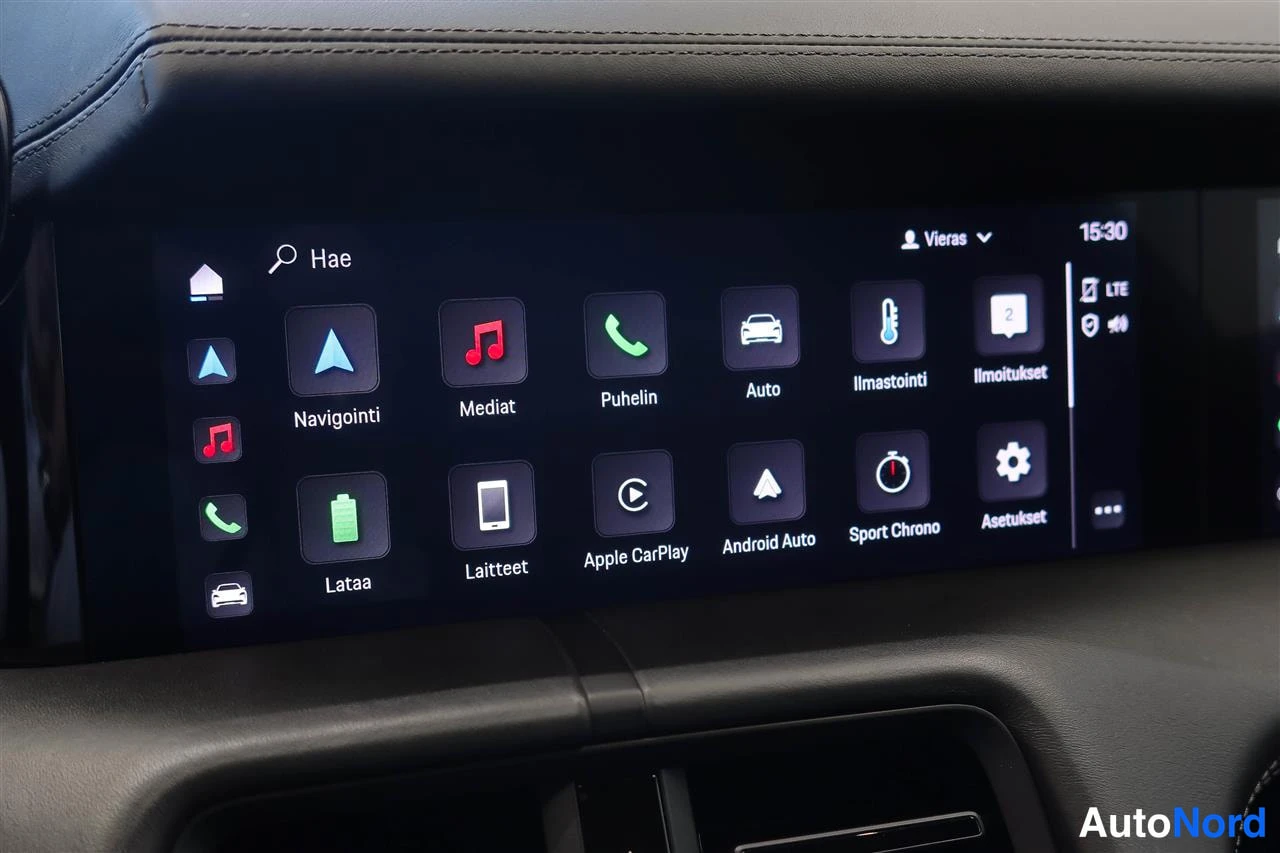 Yksityiskohta: Pääyksikön näyttö, valikot Navigointi, Mediat, Puhelin, Auto, Ilmastointi, Apple CarPlay, Android Auto, Sport Chrono