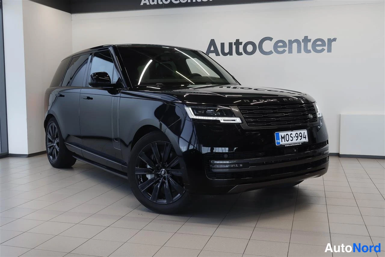 Etuviisto, nokka oikealle: Musta Land Rover Range Rover etuosa kolmannelta sivulta oikealta, rekisteritunnus, AutoCenter-hallissa.
