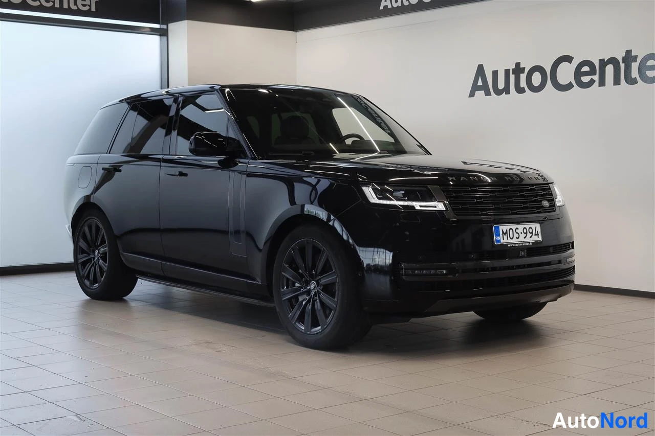 Etuviisto, nokka oikealle: Musta Land Rover Range Rover etuosa kolmannelta sivulta oikealta sisätiloissa, rekisteritunnus.