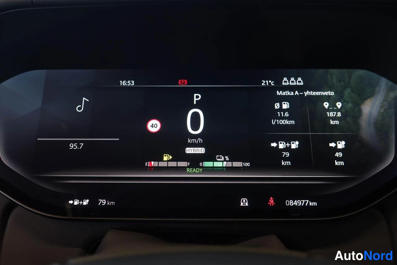 Muu: Digitaalisen mittariston tarkennus: P-tila, HYBRID-merkintä, 21°C, polttoaine ja akun varausnäytöt, kulutus 11,6 l/100km, matka-A yhteenveto 187,8 km sekä matka