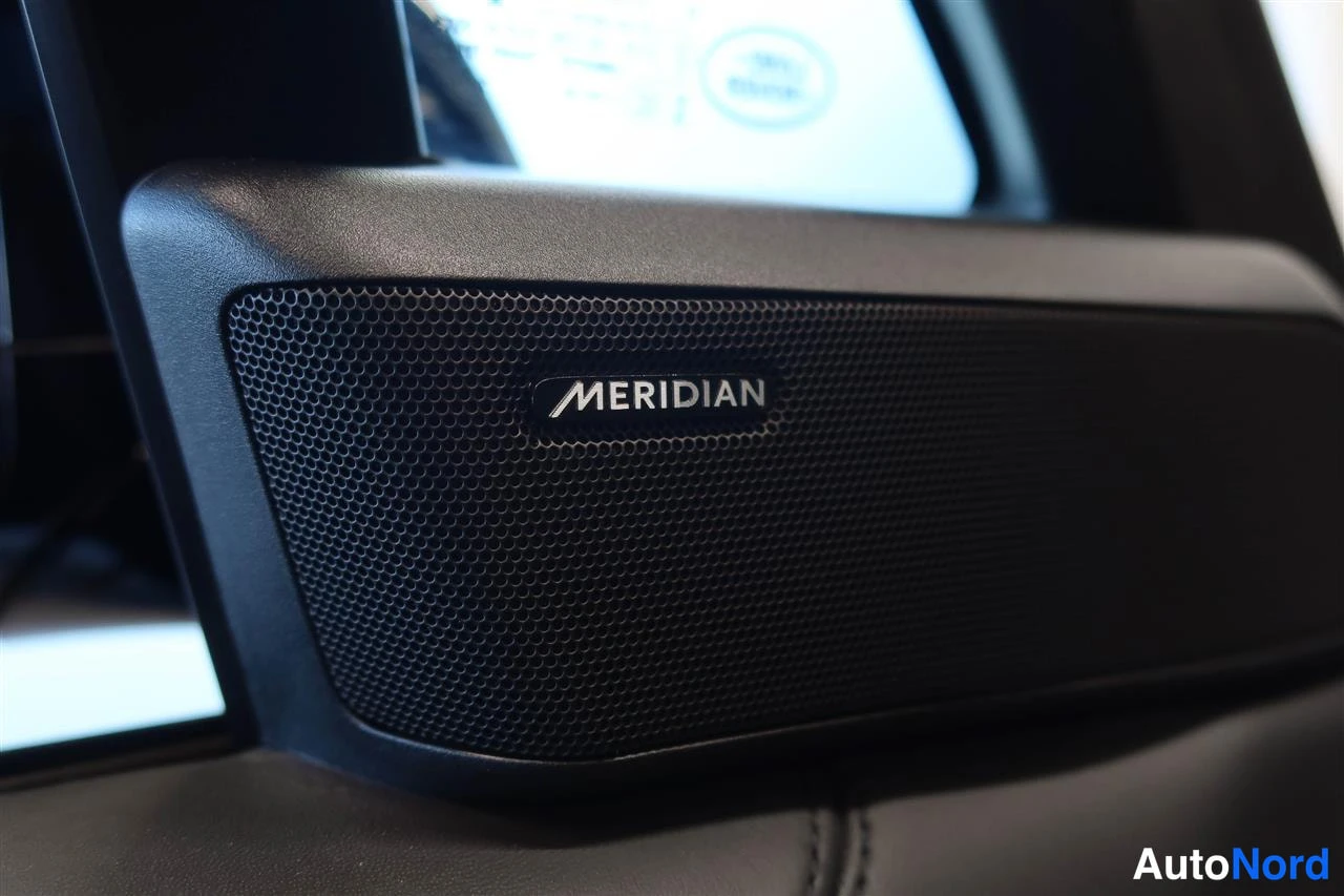 Muu: Meridian-√§√§nentoiston merkki C-pylv√§√§n kaiuttimessa.