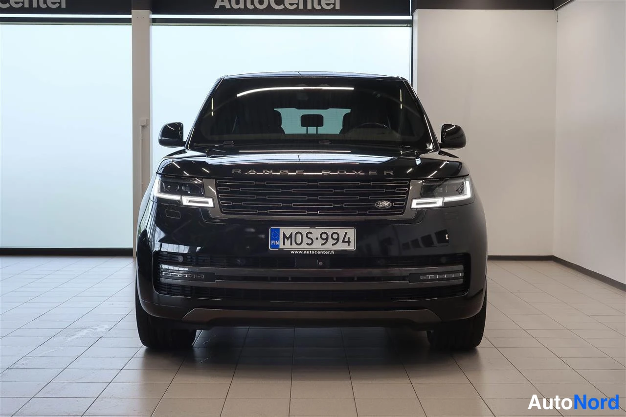 Edestä: Mustan Land Rover Range Roverin suora etunäkymä, rekisteritunnus, AutoCenter-hallissa.