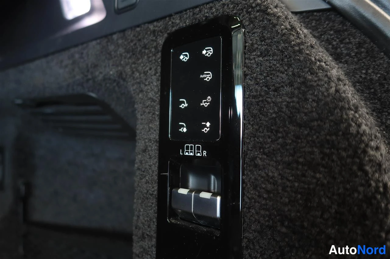 Muu: Tavaratilan seinässä oleva elektroninen painikkeisto, jossa muun muassa Auto-merkitty nappi ja L-R merkit, suljettu tavaratilan sähköinen säätöjärjestelmä.